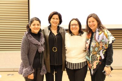 De izquierda a derecha: Marlena Murillo (ex alumna), Marisa Kausel (ex alumna), Ximena Vargas (académica DIC) y Marcela Munizaga (académica DIC).