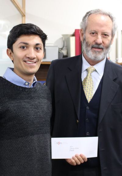Claudio Ávila, estudiante que recibe la segunda parte del Premio otorgado el año 2016.