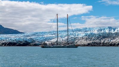 El velero científico TARA llegó a Puerto Montt luego de tres meses en de trabajo en fiordos y canales de la Patagonia chilena. La expedición continuará hacia Concepción este domingo.