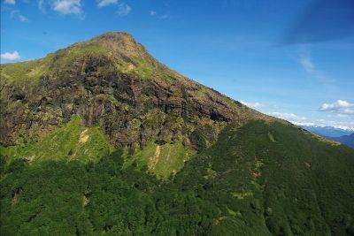 Volcán Mate Grande muestra rocas volcánicas y flujos de lava estratificada. (Foto: Reginal L. Hermanns)