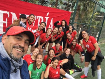 Aguayo es entrenador de la selección de futbolito femenino de la FCFM desde 2018.