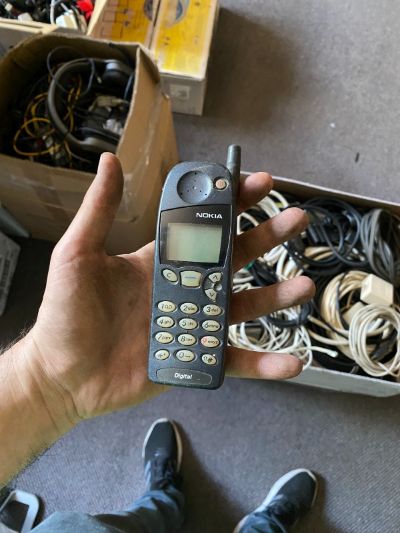 Un celular antiguo en desuso.