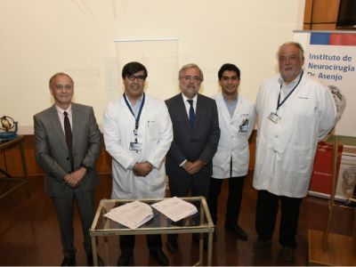 Profesor Manuel Amaya, doctores David Rojas, Manuel Kukuljan, Roberto Vega y Marcos Vergara, director del Instituto de Neurocirugía. 