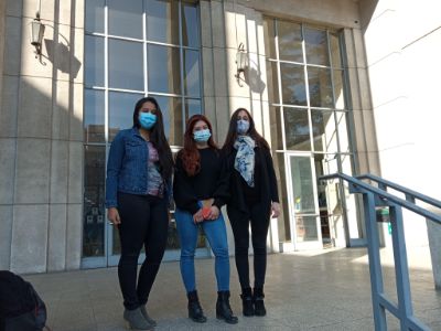 Las estudiantes Sofía Burgos de Medicina, Mónica Ramírez de Enfermería y la Prof. Rosana Muñoz del Dpto de Tecnología Médica. 