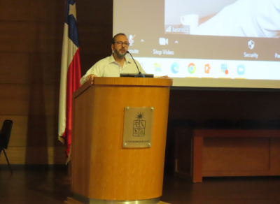 El doctor Carlos Ibáñez explicó cómo fue que desde 2018 la Universidad de Chile trabaja en la adaptación e implementación local del programa de prevención de alcohol y drogas Planet Youth.