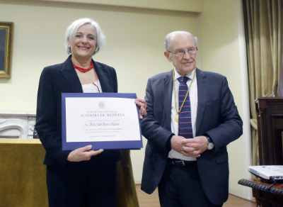 La doctora María Isabel Behrens recibió de manos del doctor Emilio Roessler el diploma que la certifica como miembro correspondiente de la Academia Chilena de Medicina