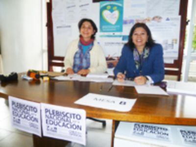 Mesa instalada en Clínica Odontológica. En la imagen, la Dra. Lorena Coronado y Claudia salce, funcionaria de nuestra Facultad