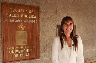 Verónica Iglesias, directora de la Escuela de Salud Pública de la Universidad de Chile, fue la encargada de dar la bienvenida a los nuevos estudiantes.
