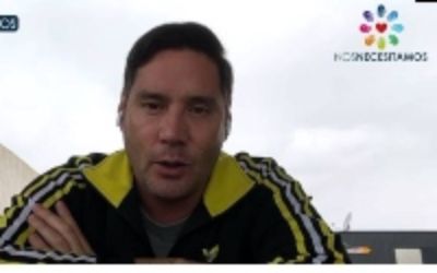 En el primer video Francisco Saavedra invita a las personas a no salir de sus casas y a los jefes a no pedir el regreso presencial de sus equipos