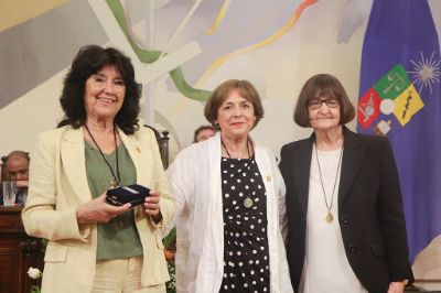 Entrega de Medallas Andrés Bello a integrantes del Consejo de Evaluación en el acto aniversario N°180 de la Universidad de Chile.