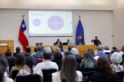 Lizzette Astorga y Pablo Lovera exponiendo sobre la formación docente en la U. de Chile en la sala Eloísa Díaz, ante docentes de la Universidad