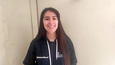 Plano medio corto de Karina Ramírez, estudiante y monitora de la U. de Chile
