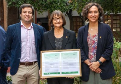 Rectora Rosa Devés junto con Anahí Urquiza y Reynaldo Cabezas, Comité por la Sustentabilidad U. de Chile. 