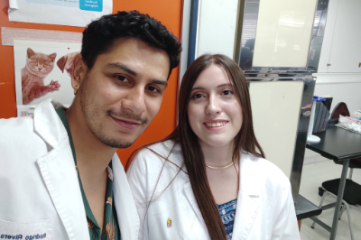 Rodrigo Rivera y Constanza Morales, estudiantes del Magister en Ciencias Odontológicas.