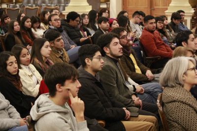 Estudiantes y representantes de centros de estudiantes estuvieron en el Salón de Honor, durante la ceremonia de promulgación.