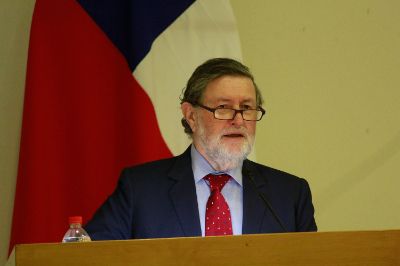 El ex director del CESC y académico de la Facultad de Gobierno de la Universidad de Chile, Hugo Frühling.