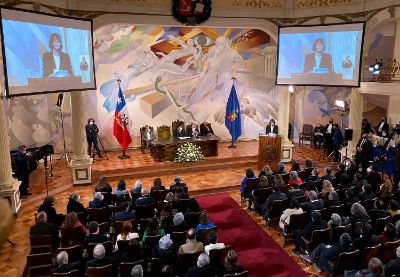 La ceremonia se desarrolló en el Salón de Honor de la Casa Central, encuentro que contó con la participacipación del Presidente y patrono de la Universidad de Chile, Gabriel Boric, además de ministros y ministras, entre otras autoridades. 