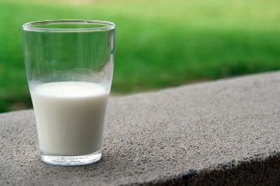 Con esta modificación, "el consumo de dos vasos de leche contribuirá a alcanzar el 50% de la ingesta necesaria, será muy beneficioso”,  explica Rodrigo Valenzuela, académico del Departamento de Nutrición de la Facultad de Medicina de la U. de Chile. 
