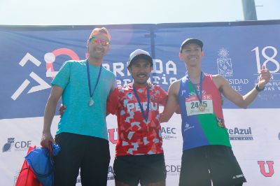 El primer competidor en llegar a la meta en la categoría 5K fue John Miguel Guerra (al medio).