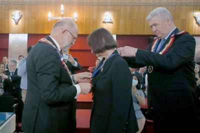 La Gran Logia de Chile le entregó a la Rectora Devés la Medalla Francisco Bilbao, reconocimiento que se entrega a personas que entregan un aporte significativo al conocimiento y a la tradición laica del país. 