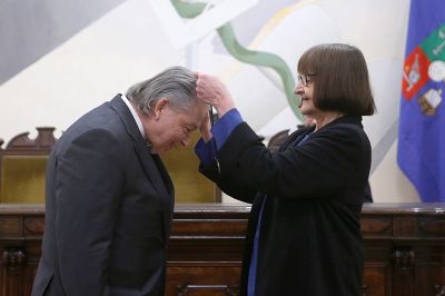 Rectora Devés invistió al decano Morales con la Medalla Andrés Bello.