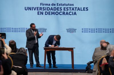 El Presidente Gabriel Boric y el ministro de Educación, Nicolás Cataldo, firmaron los decretos que promulgan los nuevos estatutos democráticos para las universidades estatales del país.
