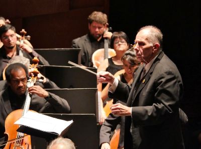El maestro Rodolfo Saglimbeni estuvo en la dirección de la Orquesta Sinfónica Nacional de Chile. 