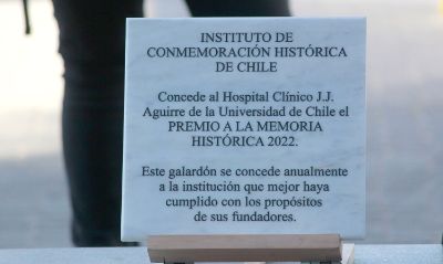 Adicional a la placa conmemorativa ubicada en el busto de José Joaquín Aguirre, se entregó al HCUCH el "Premio a la memoria histórica 2022" por su rol durante la pandemia.