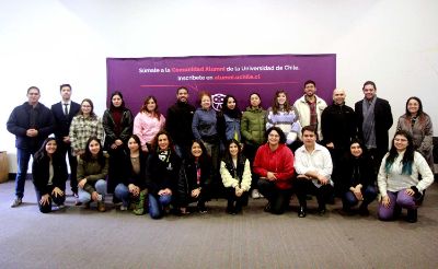Cerca de treinta egresadas y egresados de diversas carreras de la U. de Chile participaron del taller.