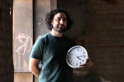 Alfredo García sosteniendo un reloj