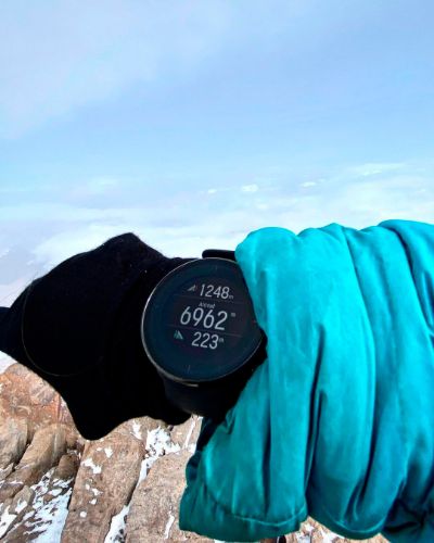 En el 2022 subió junto a un amigo el Aconcagua, la montaña más alta de América ubicada en Argentina, de 6.982 metros. La mayoría de las personas lo escalan en 16 días aproximadamente, pero Cofré lo logró en cinco días, sin guía, aclimatación previa ni descanso.