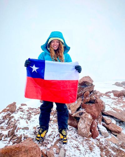 Paula Cofré Saphier comenzó a subir cerros junto a sus amigos a fines del año 2016, mientras se encontraba estudiando en la Universidad de Chile. La experiencia le gustó profundamente, por lo que luego, en el 2017, decidió escalar todos los fines de semana, aumentando la dificultad exponencialmente.