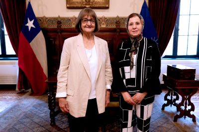"“Tuvimos una excelente reunión con la embajadora Kenza El Ghali, una distinguida académica y feminista, en la cual exploramos nuevas formas de ampliar nuestra estrecha relación con Marruecos", dijo la Rectora Devés.