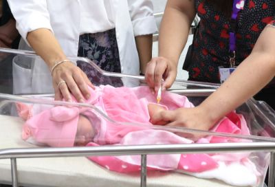 En el Hospital del Pino se inoculó a los dos primeros recién nacidos con el anticuerpo monoclonal Nirsevimab, otorgándoles protección virus sincicial respiratorio (VRS). 