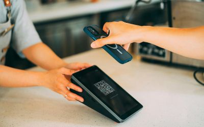 Las billeteras digitales, billeteras electrónicas o e-Wallet funcionan sin contacto con dinero en efectivo ni tarjetas físicas, sólo a través de aplicaciones móviles que se descargan.