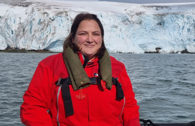 La académica de la Facultad de Ciencias, Julieta Orlando, reforzó la importancia de cuidar el territorio blanco ya que el corazón de nuestro planeta azul.