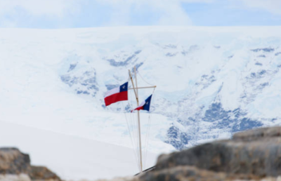 La Universidad de Chile cuenta con relevantes compromisos e iniciativas en materia científica para la protección y conservación de la Antártica, entre ellos, el Instituto Milenio Biodiversidad de Ecosistemas Antárticos y Subantárticos, (BASE), liderado por académicos y académicas de la Casa de Bello.
