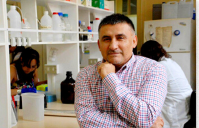 El académico de la Facultad de Medicina, Hector Contreras Muñoz, representante del proyecto “Herramientas audiovisuales para aumentar la concientización sobre el cáncer en la población chilena”, impulsado por el  Departamento de Oncología Básico Clínica (DOBC).