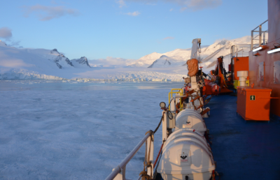 “Metaverso Antártico: un viaje de exploración virtual para conocer la biodiversidad austral” es una asociación entre la Universidad de Chile, su Facultad de Comunicación e Imagen (FECI) y el Laboratorio [XR-Labs]. 