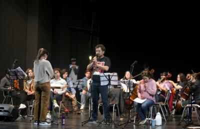 La 8va edición del Foro comenzará en el Teatro Nacional Chileno, con el estreno del concierto dramatizado “La Población”, el cual conmemora los 50 años desde el lanzamiento de Victor Jara.