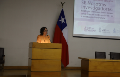 Directora de innovación de la Universidad de Chile, Anahí Urquiza, dio las palabras de bienvenida a la instancia.