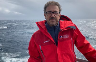 El académico de la Facultad de Ciencias y director del Instituto Milenio Biodiversidad de Ecosistemas Antárticos y Subantárticos, Elie Poulin quien lidera un proyecto ECOS 2022. 