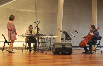 Una performance musical que se centra en las melodías de las principales canciones de Víctor Jara, interpretadas en violín y violonchelo.