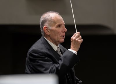 El concierto será dirigido por el titular de la Orquesta Sinfónica Nacional, el maestro Rodolfo Saglimbeni.