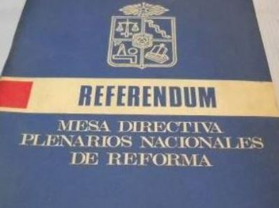 El proceso de Reforma Universitaria de 1968 dio origen al Estatuto de 1971. En la imagen un documento de discusión en torno al referéndum realizado ese año. 