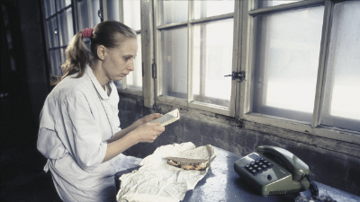 La chica de la fábrica de cerillas (Aki Kaurismäki, 1990, 70 min.)
