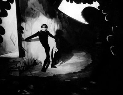 La estética oscura y de perspectivas torcidas es uno de los grandes aportes a la historia del cine de El gabinete del dr. Caligari.
