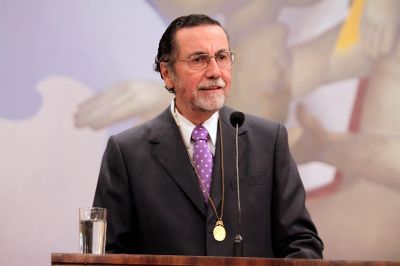 Prof. Víctor Pérez Vera