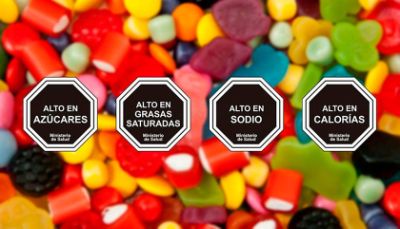La Ley 20.606, más conocida como Ley del Etiquetado, mandató la incorporación de la advertencia "ALTO EN" en alimentos con altos contenidos de azúcares, sodio, grasas saturadas o energía.