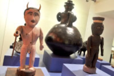 Obras que son parte de la exposición "MAPA, 70 años del imaginario popular. 1944 -2014", que fueron donadas por Pablo Neruda. 